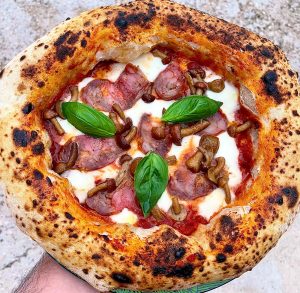Pizza con salsa tartufo, funghi pioppini e salsiccia secca