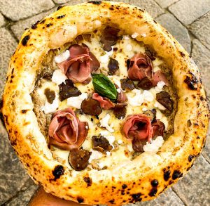 Pizza con fonduta di provola e carpaccio di tartufo