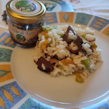 Risotto con fiori di zucca e carpaccio di tartufo nero