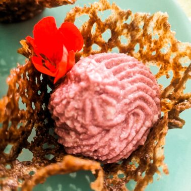 Cestini di Noci e Tartufo con mousse di Barbabietola