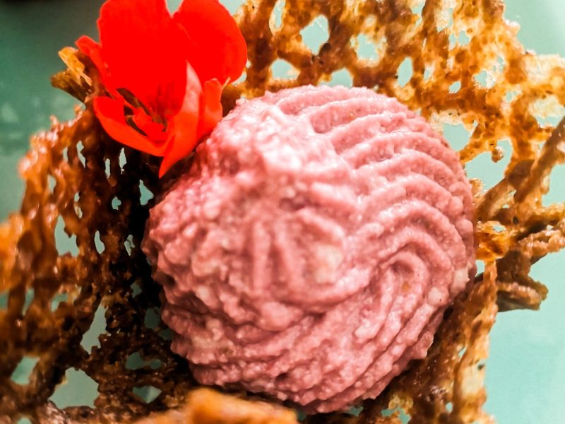 Cestini di Noci e Tartufo con mousse di Barbabietola