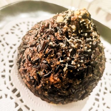 Arancini Black con piselli e funghi al tartufo nero