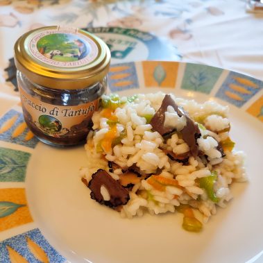 Risotto con fiori di zucca e carpaccio di tartufo nero