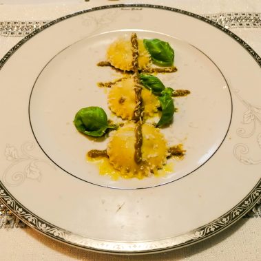 Ravioli ripieni di spinaci e ricotta di capra con crema di tartufo e asparagi