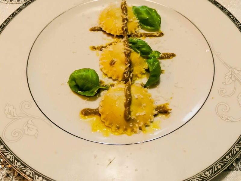 Ravioli ripieni di spinaci e ricotta di capra con crema di tartufo e asparagi