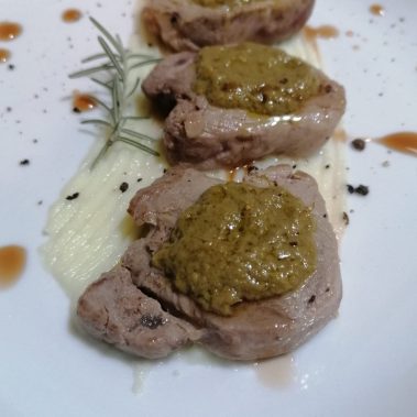 Filetto di manzo con crema di tartufo e asparagi