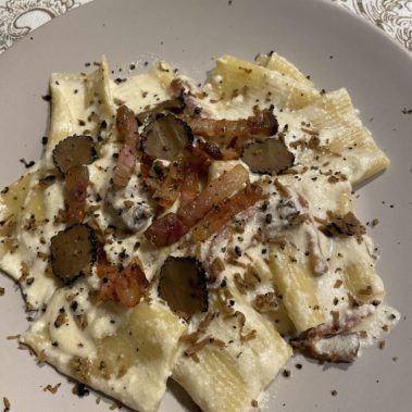 Paccheri in crema di parmigiano, guanciale e tartufo